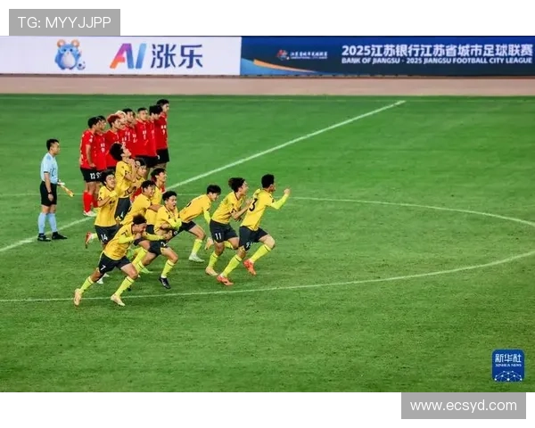 泰州点球大战力克南通成功捧起江苏省城市足球联赛冠军奖杯