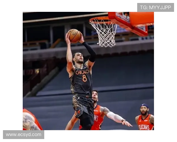 克拉克斯顿半场表现亮眼8投5中贡献12分9篮板4助攻正负值高达20